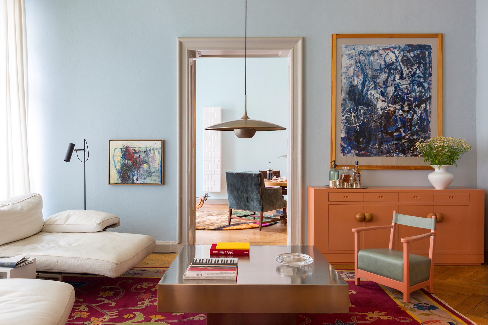 Voor het Twin dressoir – een ontwerp van Gisbert P ppler – staat een stoeltje van Azucena. De stalen salontafel Haifa is van Michel Boyer. De witte chaises longues zijn van B&B Italia