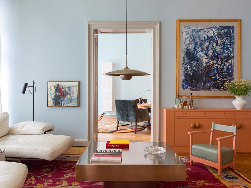 Voor het Twin dressoir – een ontwerp van Gisbert P ppler – staat een stoeltje van Azucena. De stalen salontafel Haifa is van Michel Boyer. De witte chaises longues zijn van B&B Italia