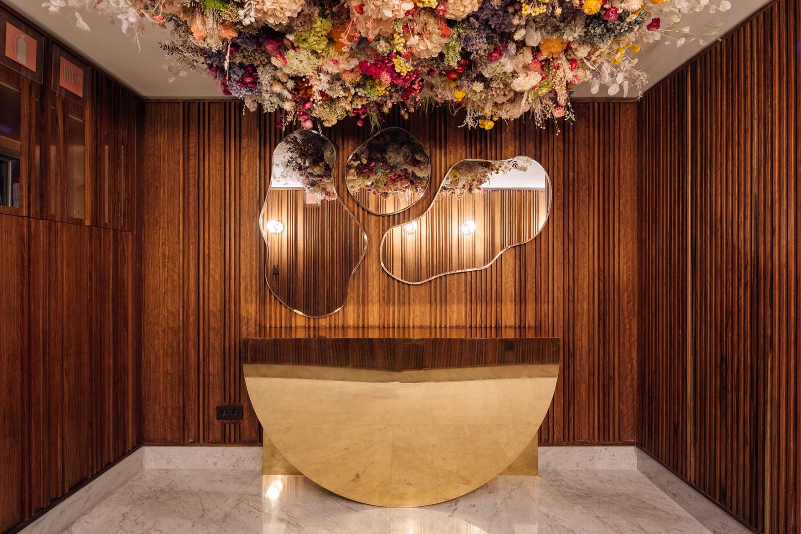 In de spa hangt bloemenkunst van Violetta Goldaracena.