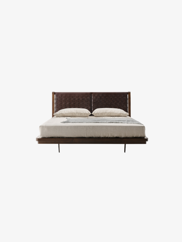 Bed met gevlochten leren hoofdbord in donkerbruin op houten frame