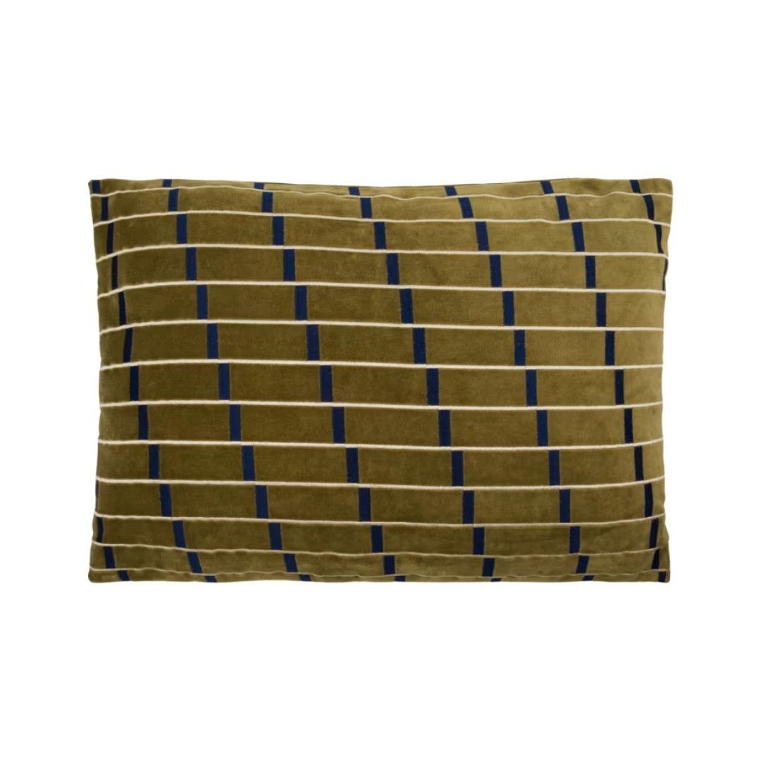Rechthoekig olijfgroen kussen met grafisch raster van crème strepen en smalle kobaltblauwe blokjes.