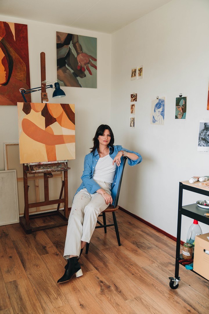 Nina Davies met haar ontwerp voor Kinfill.