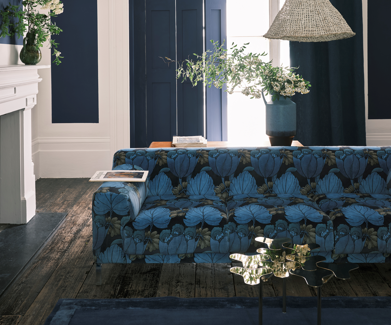 Serge No.9919 Modern Emulsion en Modern Eggshell; Wimborne White No.239 Modern Emulsion en Modern Eggshell; Regency Tulip Lapis. 