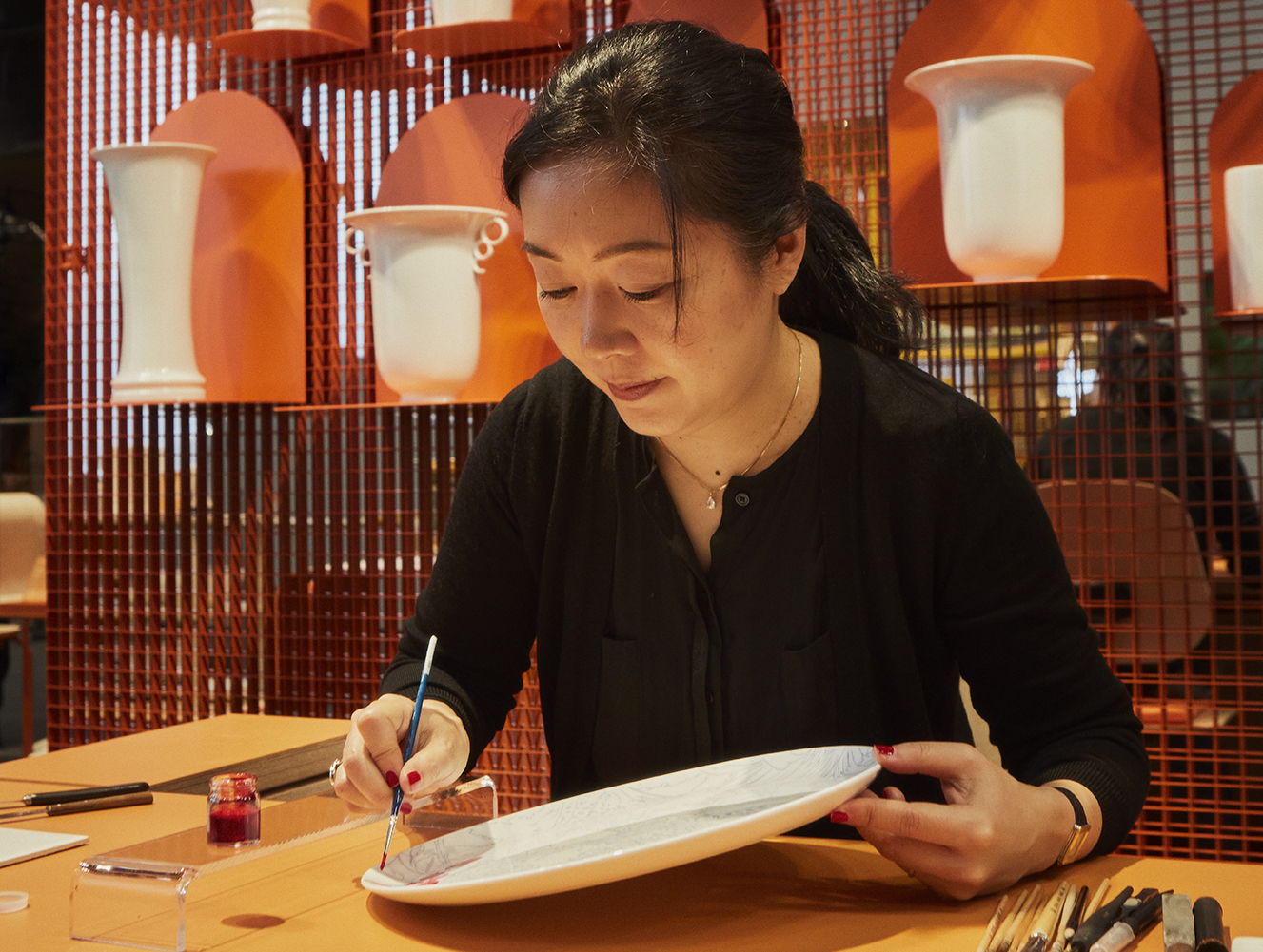 Tijdens Hermès in the Making in Kopenhagen kon publiek zien hoe onder andere de beroemde Carré wordt gezeefdrukt en servies wordt beschilderd met de hand.