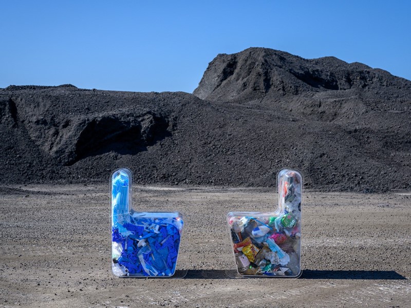 Stoelen van afval door Kees Dekkers.