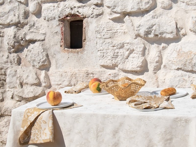 Mughetto bianco tafelkleed van Tre Gioie. Fotografie: Tre Gioie