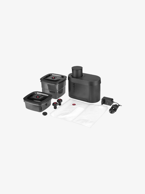 Bora QVac Move vacumeerset met vacumeerapparaat, twee bewaarboxen, zakken en accessoires op witte achtergrond