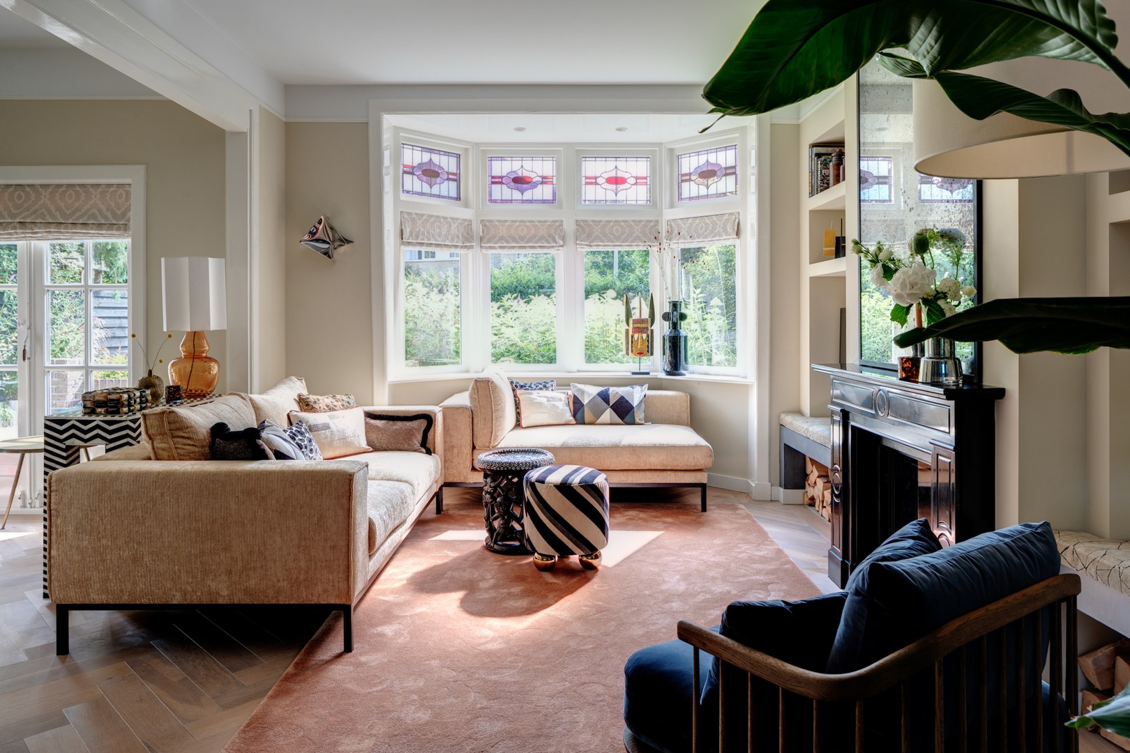 Het glas-in-lood in de erker is origineel, beschadigde panelen werden opnieuw gemaakt. Even Eleven tipt hiervoor Zaansche Glas in Lood Zetterij en de Eerste Bussumse Glashandel. De ornamenten in de vensterbank komen uit Afrika. De ebbenhouten bijzettafel komt uit Mali, het poefje bekleedde Michelle met Kelly Wearstler-stof.