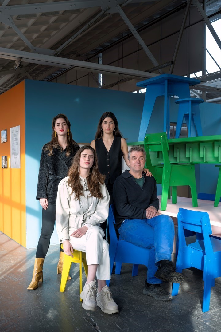 Ontwerper Piet Hein Eek, fotograaf en filmmaker Lieve (rechts), sieradenontwerpers Geertje (links) en Roos (zittend). Fotografie: Eddy Wenting