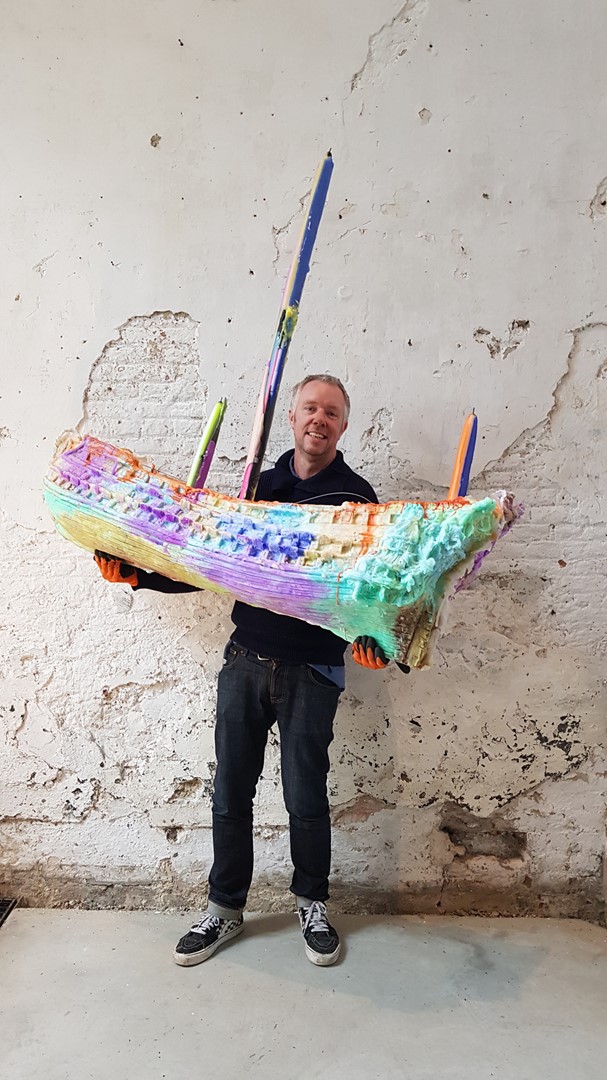 Ex Voto – kaarsvetscheepje door Folkert de Jong, hangend in Het Scheepvaartmuseum.