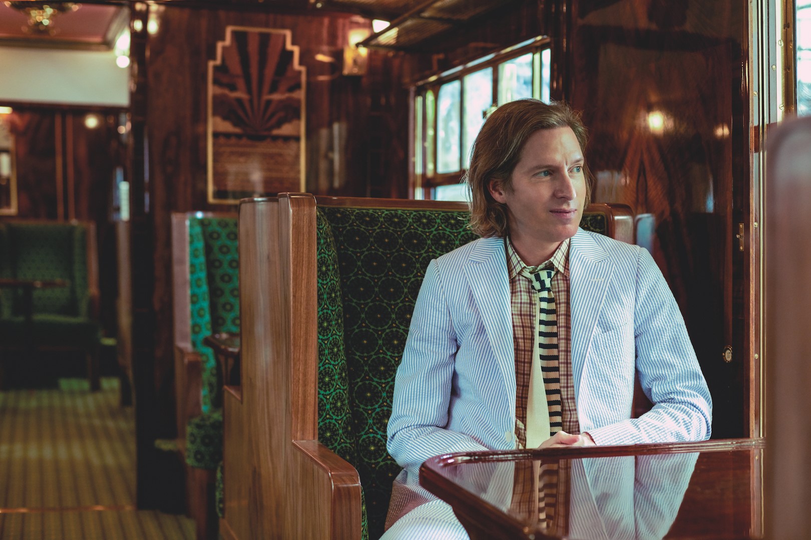 Wes Anderson in de treincoupé van Belmond die hij ontworpen heeft. 