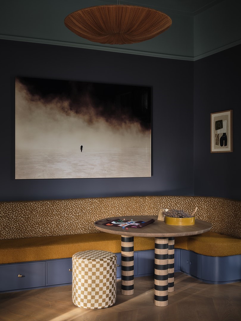 Plinten van Tile Embassy. Vintage krukken met stof van Karin Sajo. Fotografie: Space Content Studio.