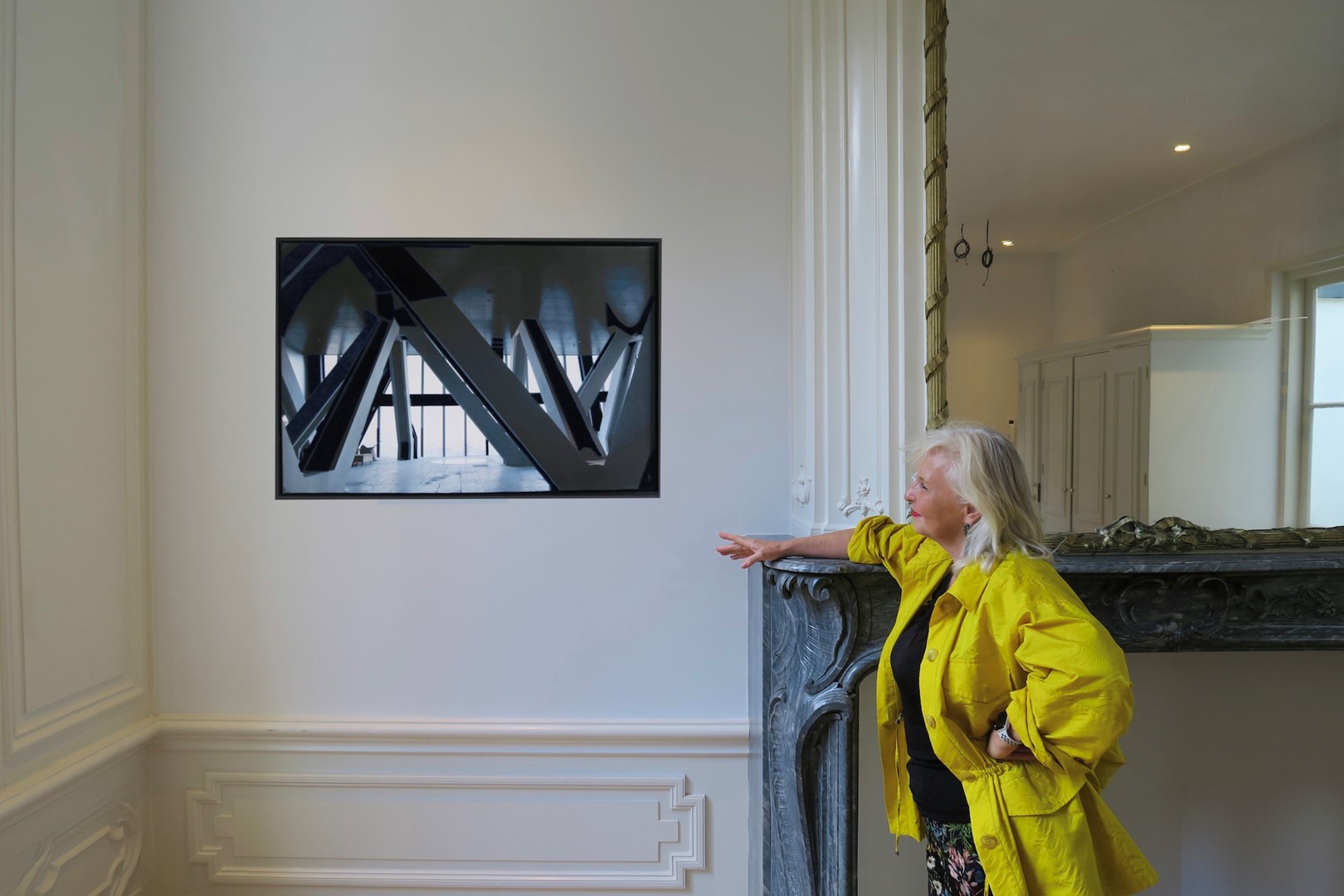 Jeanette ten Kate bij een bestikte foto, Circle 1 door Berend Strik uit 2011.