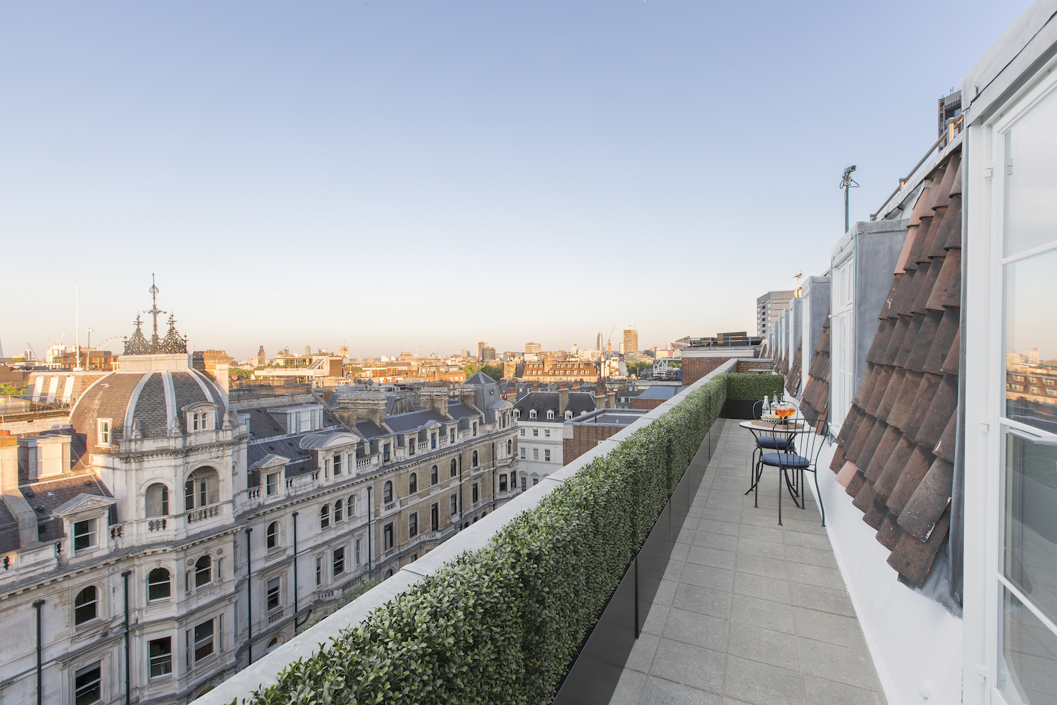 Vanaf het twaalf meter lange balkon op de negende verdieping heb je een spectaculair uitzicht over Londen.