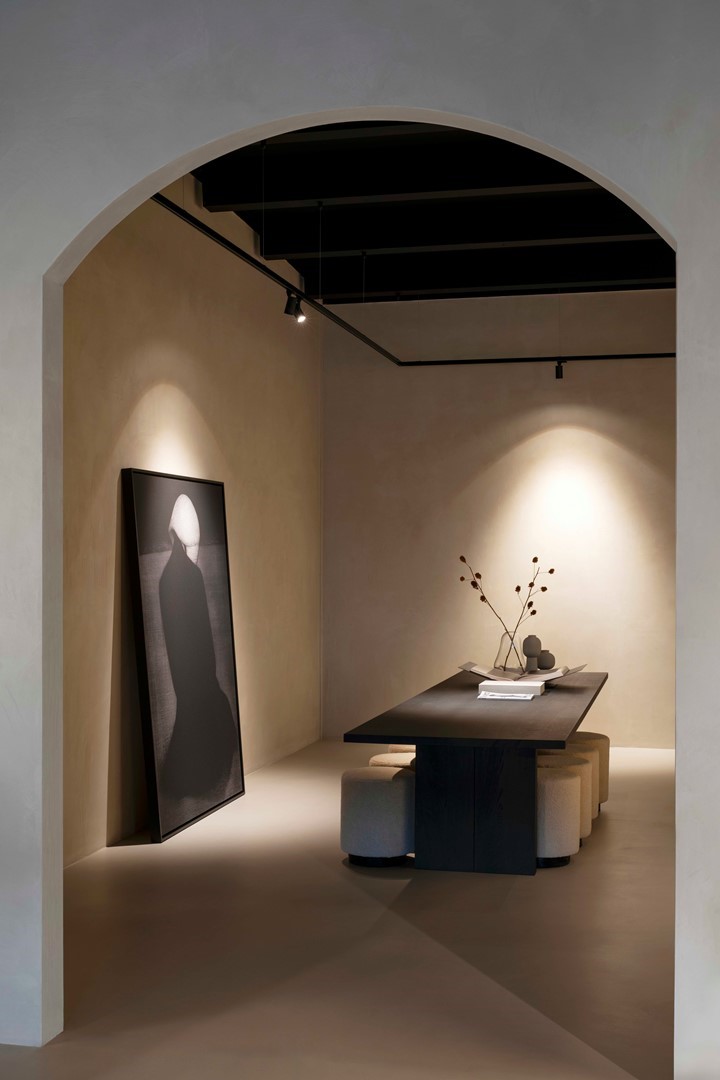 Sinds 2012 werkt Bastiaan Woudt in een grote studiocomplex aan de rand van Alkmaar—oorspronkelijk deels van fotograaf Cees Noort (vader van schrijfster Saskia Noort). Sinds 2018 is een deel ingericht als galerie.