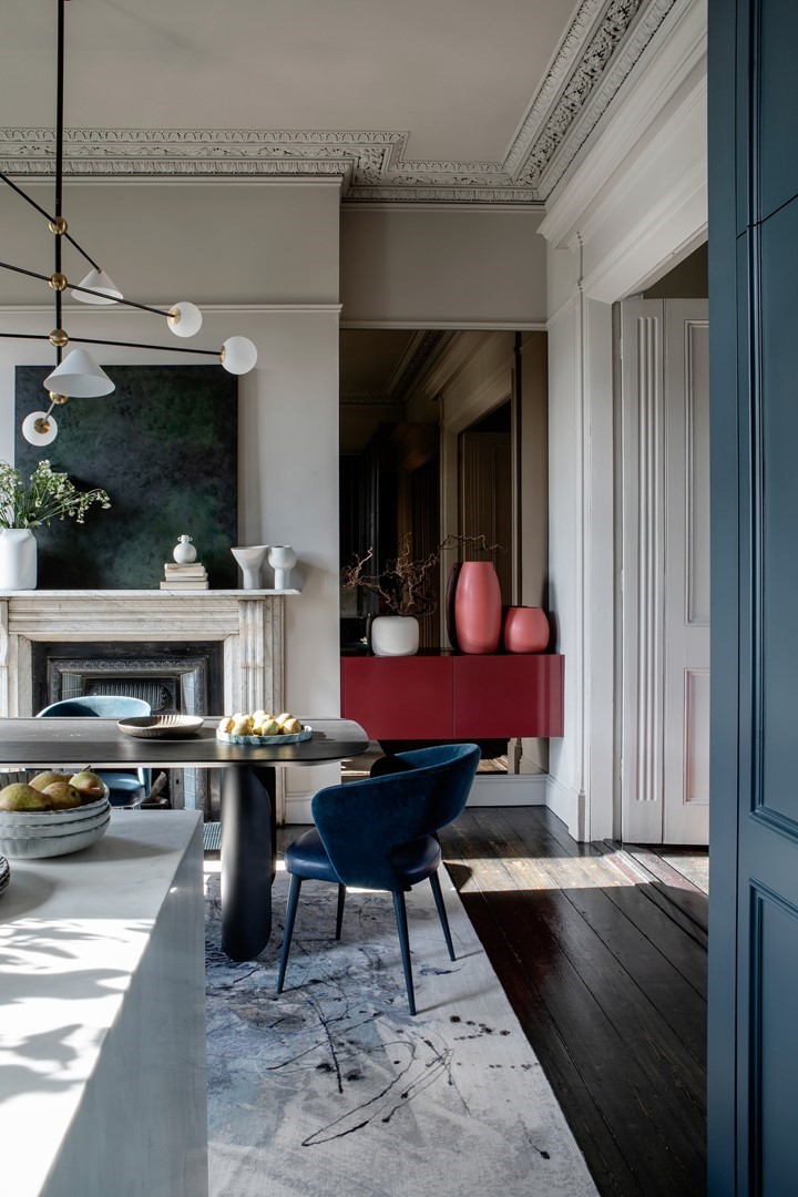 Doorkijkje vanuit de woonkamer naar de eetkamer. Fotografie: Ruth Maria Murphy