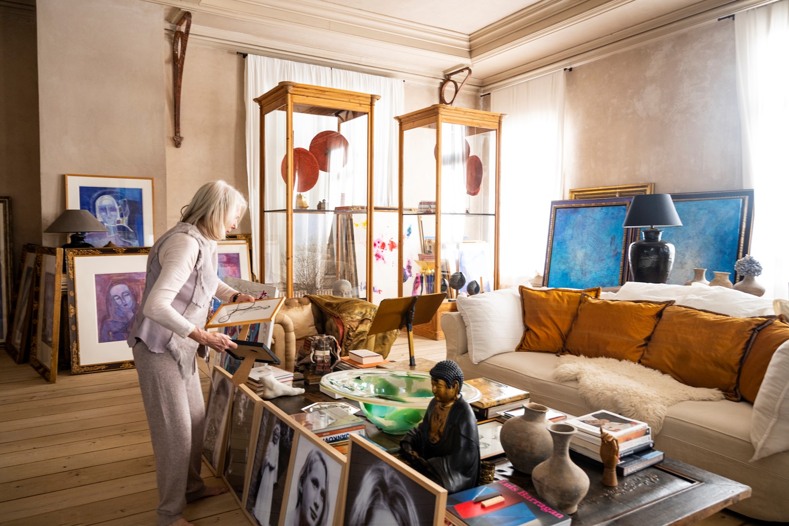 Trudy Derksen in haar atelier