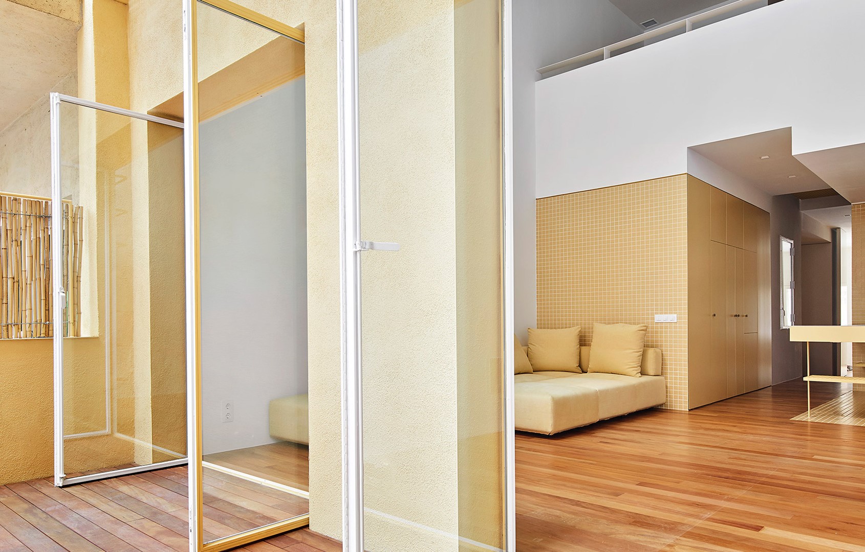 Zonniger dan in dit appartement in Barcelona, ontworpen door Arquitectura-G, ga je het niet krijgen. Nieuwe grote ramen en gele muren laten de zon de hele dag schijnen.