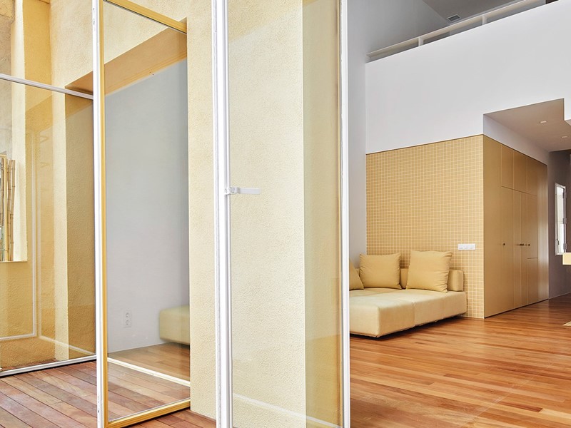 Zonniger dan in dit appartement in Barcelona, ontworpen door Arquitectura-G, ga je het niet krijgen. Nieuwe grote ramen en gele muren laten de zon de hele dag schijnen.