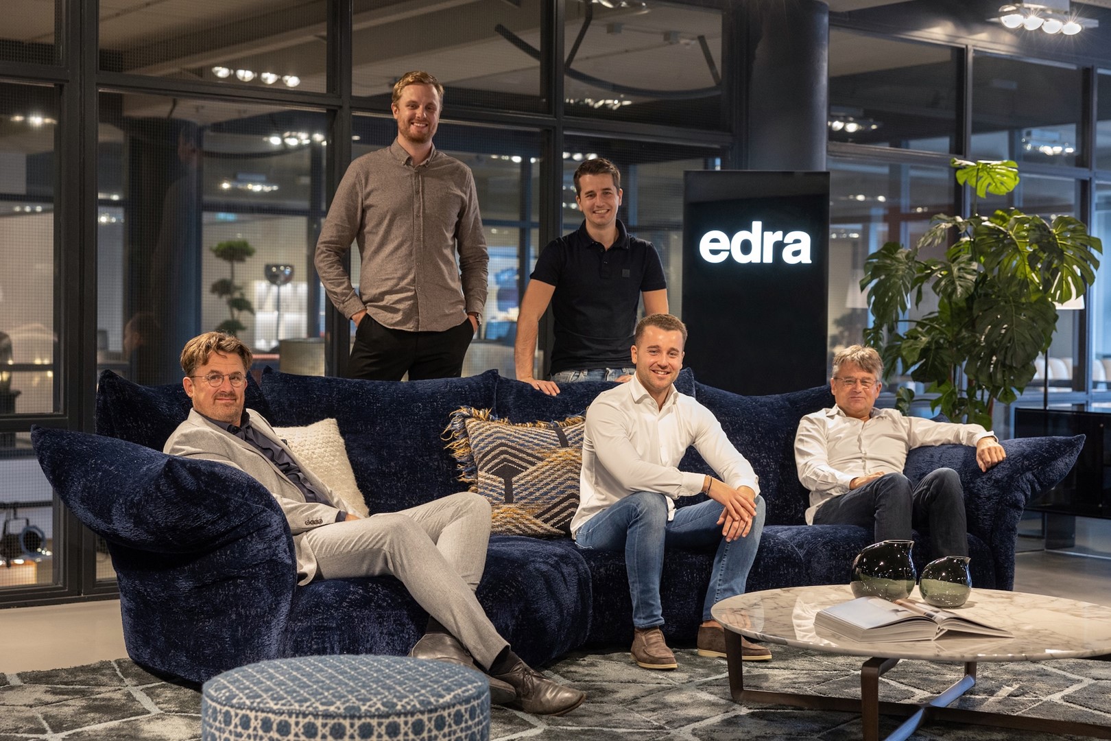 Zittend van links naar rechts Frank, Thijs en Mark van Til. Staand van links naar rechts Maarten en Chiel van Til.