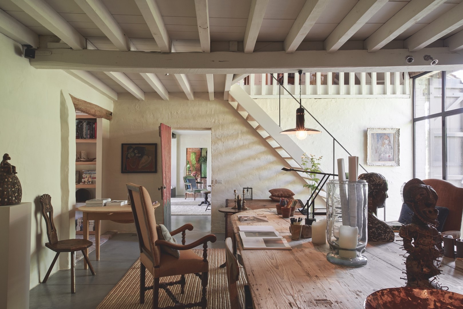 In de voormalige koeienstal bevinden zich nu een thuisbureau, een ontvangstruimte voor klanten, een cafeetje, een binnenbarbecue en een poolhouse.