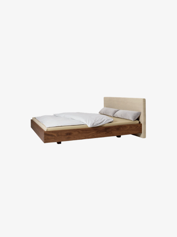 Houten bed met hoog gestoffeerd hoofdbord in beige stof