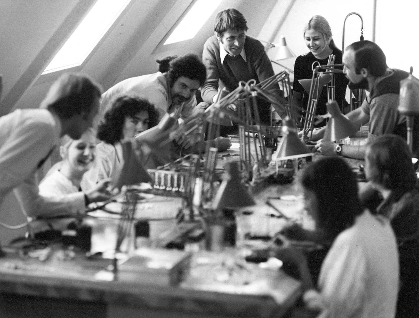 De werkplaats van Ole Lynggaard Copenhagen in de begindagen van het bedrijf, met een klein team van goudsmeden en Ole Lynggaard zelf.