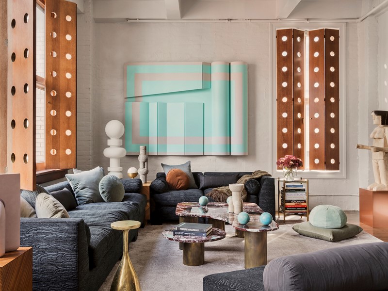 Eigenzinnig, excentriek, sexy en zelfs een tikje onaards. Deze loft in New York is de creatieve speeltuin van Gabriel Hendifar en Jeremy Anderson, alias Apparatus. Maar het is ook hun thuis