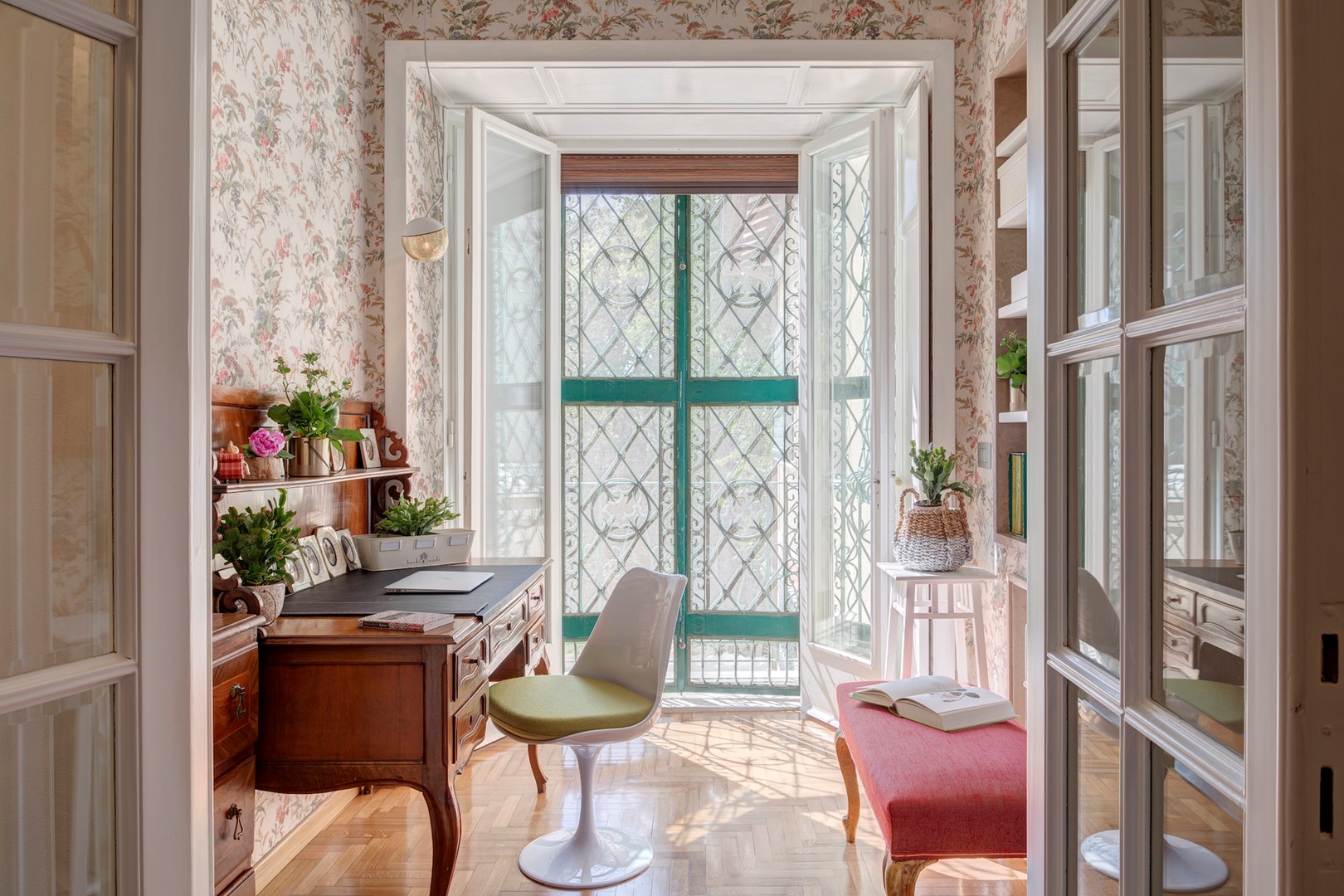 In de studeerkamer is gekozen voor een Lago-bureau. 