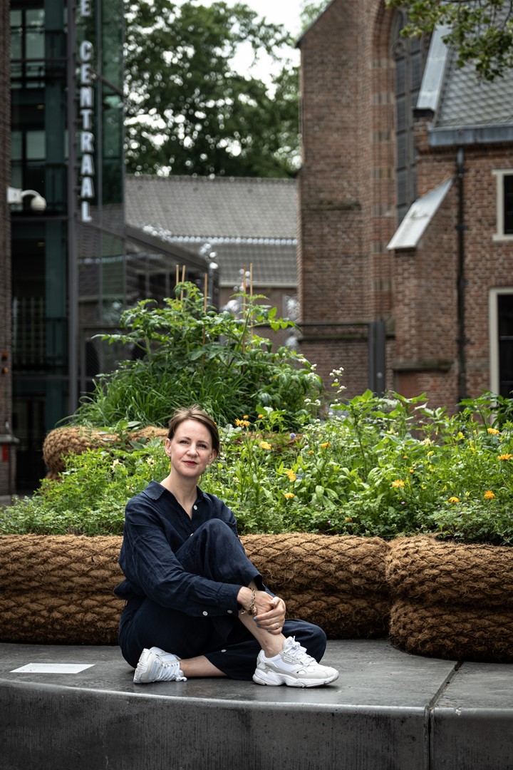 Conservator Laurie Cluitmans voor de tuin van kunstenaar Maria Thereza Alves.