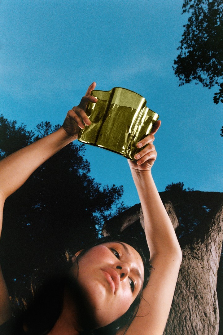 Iconische Alvar Aalto vaas opnieuw in productie gebracht met Fins zand wat zorgt voor een natuurlijke groene kleur. Fotografie: Iittala.
