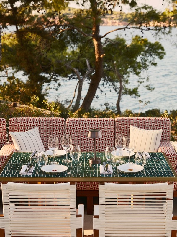 Het duo Humbert & Poyet, oftewel Emil Humbert en Christophe Poyet, ontwierp de Beefbar in Athene. Dit exclusieve restaurant heeft een sfeervolle, kleurrijke en luxe inrichting – vol rijke materialen en grafische dessins – én een adembenemend uitzicht. Je weet bijna niet waar je kijken moet, want zowel interieur als exterieur verveelt nooit.