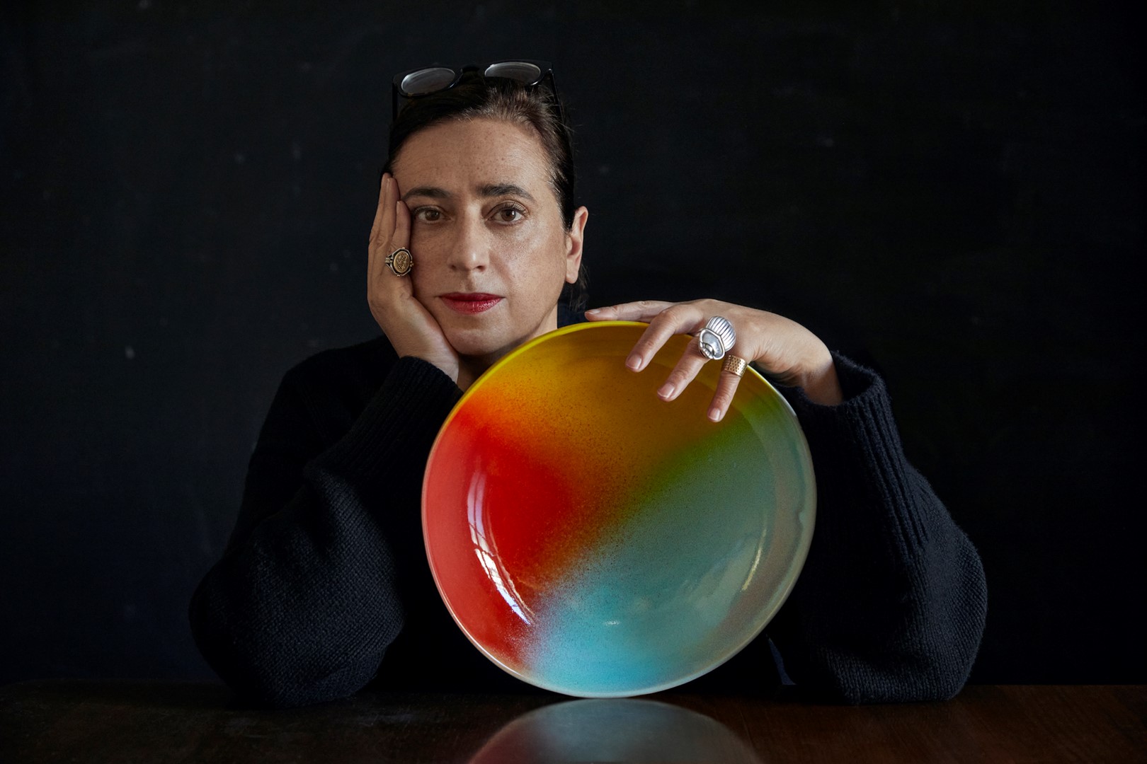 India Mahdavi met één van de items voor H&M Home. 