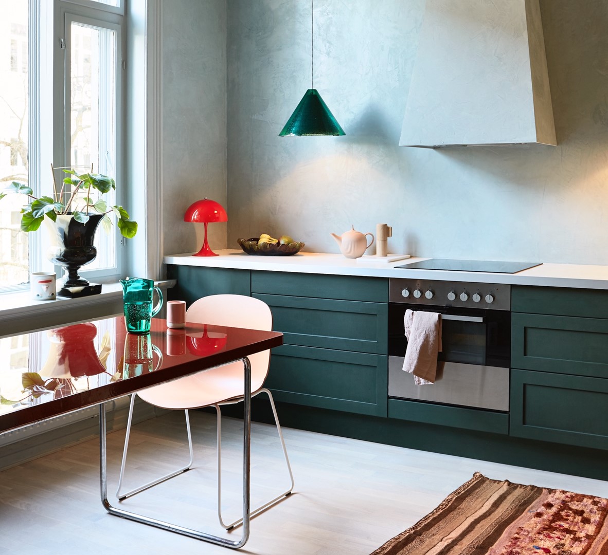 Op de wanden Marrakech Walls in de kleur Polar Blue, de keukenkasten zijn geverfd met Traditional Paint in de kleur Black Hills en het raamkozijn met Traditional Paint in de kleur Polar Blue.