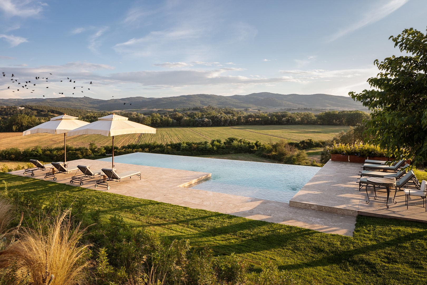 De infinity-pool met uitzicht over het Toscaanse landschap werd uitgevoerd in Travertijn-marmer uit de omgeving.