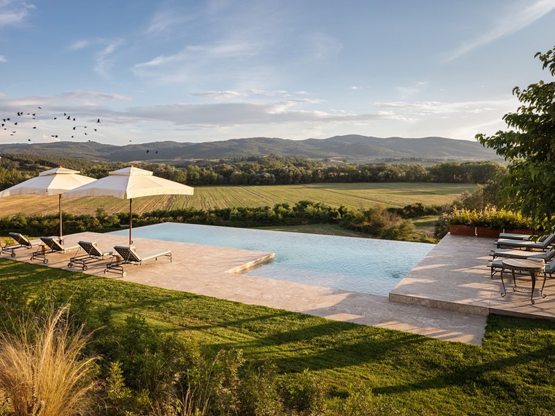 De infinity-pool met uitzicht over het Toscaanse landschap werd uitgevoerd in Travertijn-marmer uit de omgeving.