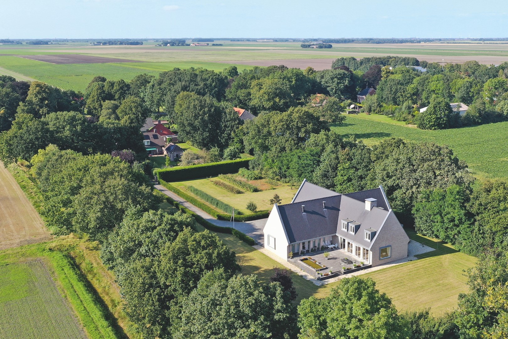 Een fraaie kruisvormige plattegrond zorgt voor een unieke woonbeleving.