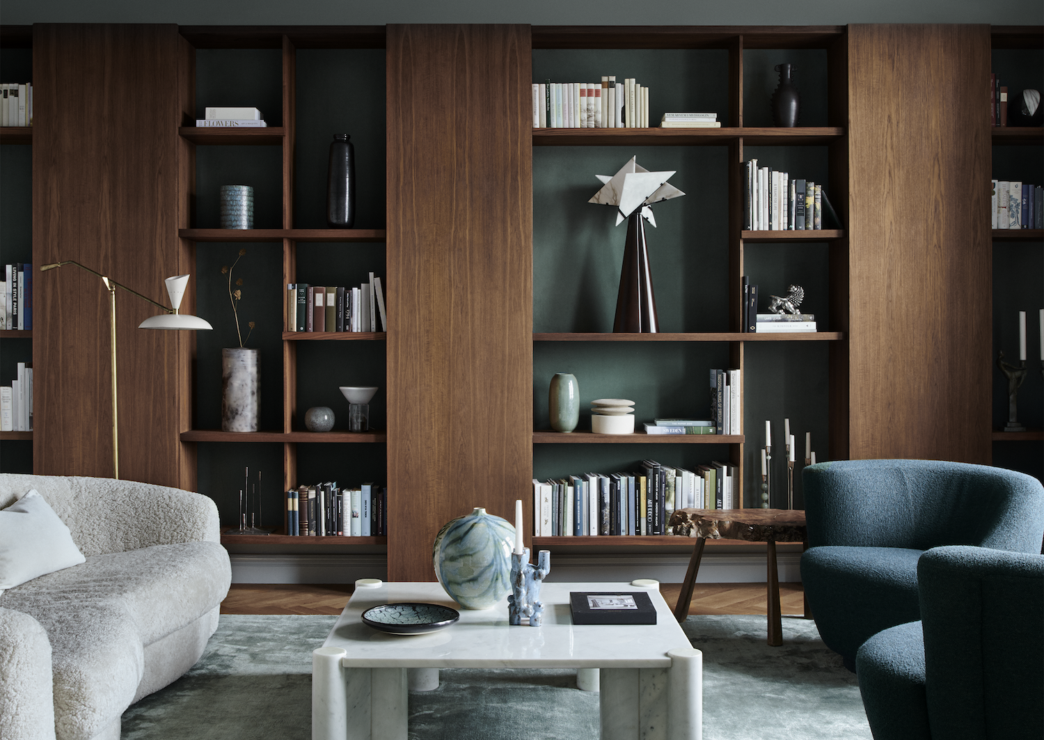 Op maat gemaakte teakhouten boekenkast van Studio Lawah. Foto: Kristofer Johnsson/Living Inside voor Residence ½ 2022. 