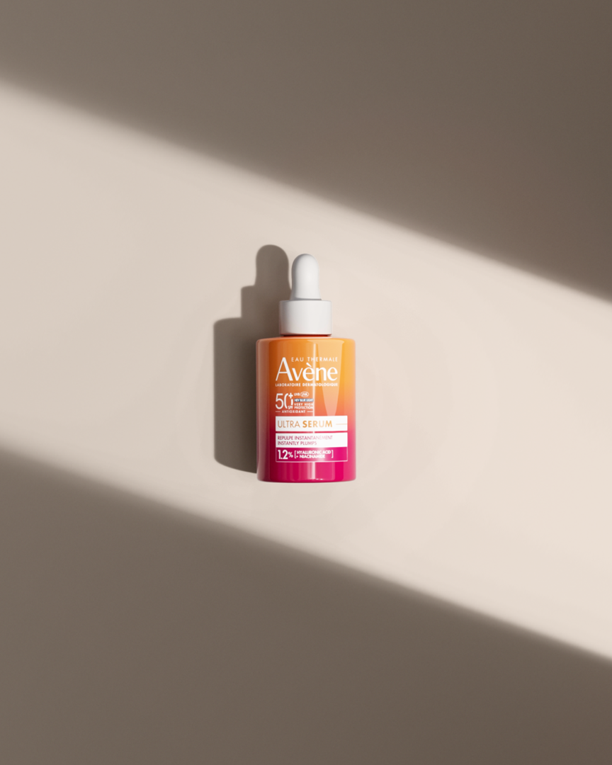 Avène Ultra Serum SPF 50+ in oranje-roze flesje met druppelaar en serumtextuur