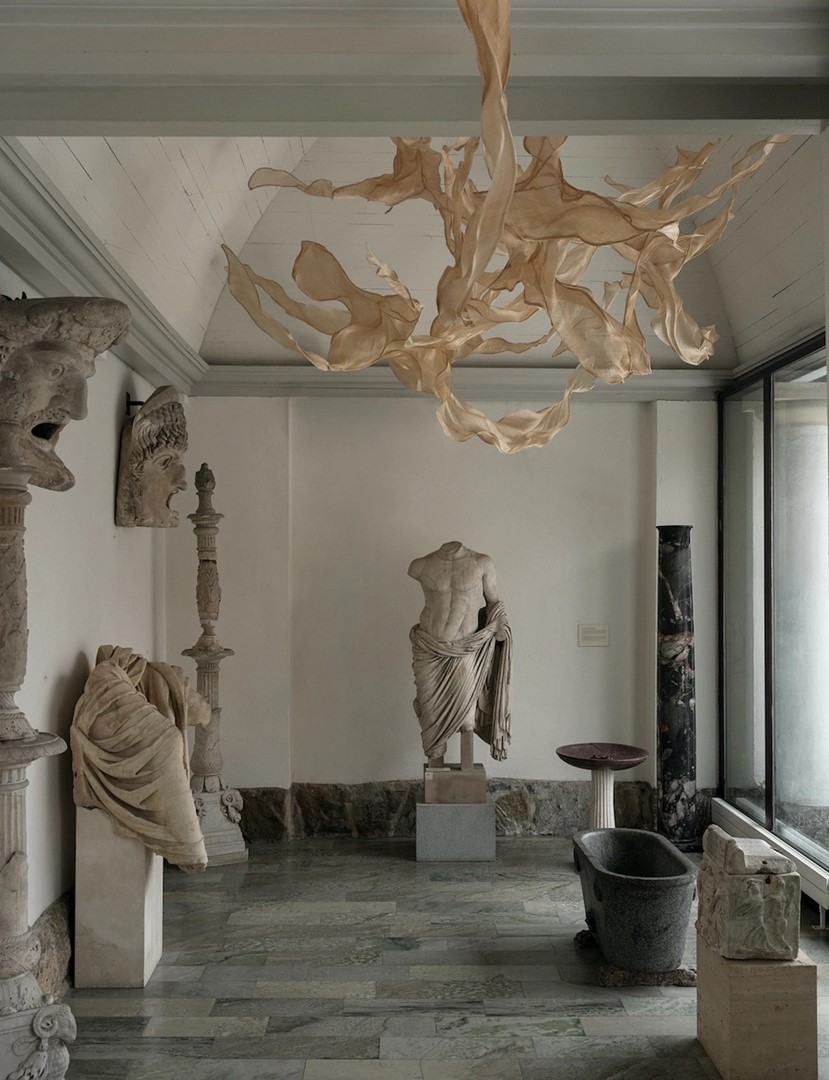 Textielsculptuur van Diana Orving zweeft boven Griekse en Romeinse antiquiteiten in het Artist's Home van Millesgården, Stockholm