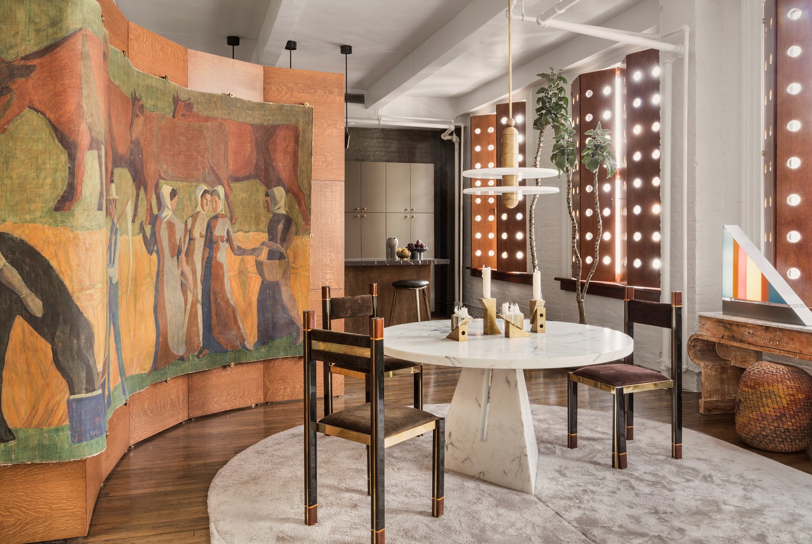 Deze loft in New York is van Gabriel Hendifar en Jeremy Anderson, alias Apparatus. Fotografie: Manolo Yllera.