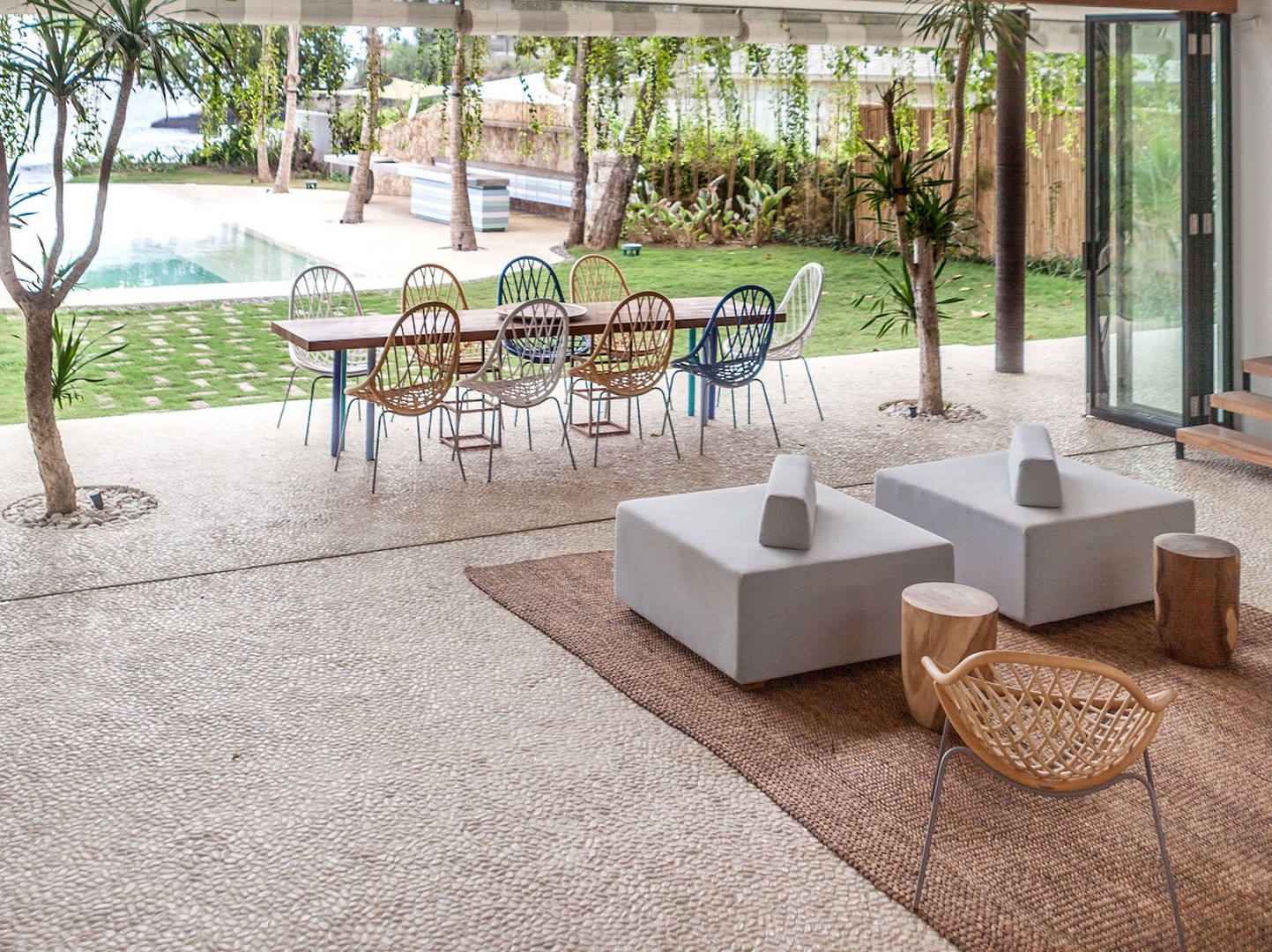 Als een eiland in de zee ligt een kleed op de grindvloer met daarop zitelementen van Valentina Audrito (Word of Mouth House) en een stoel van Abie Abdillah.