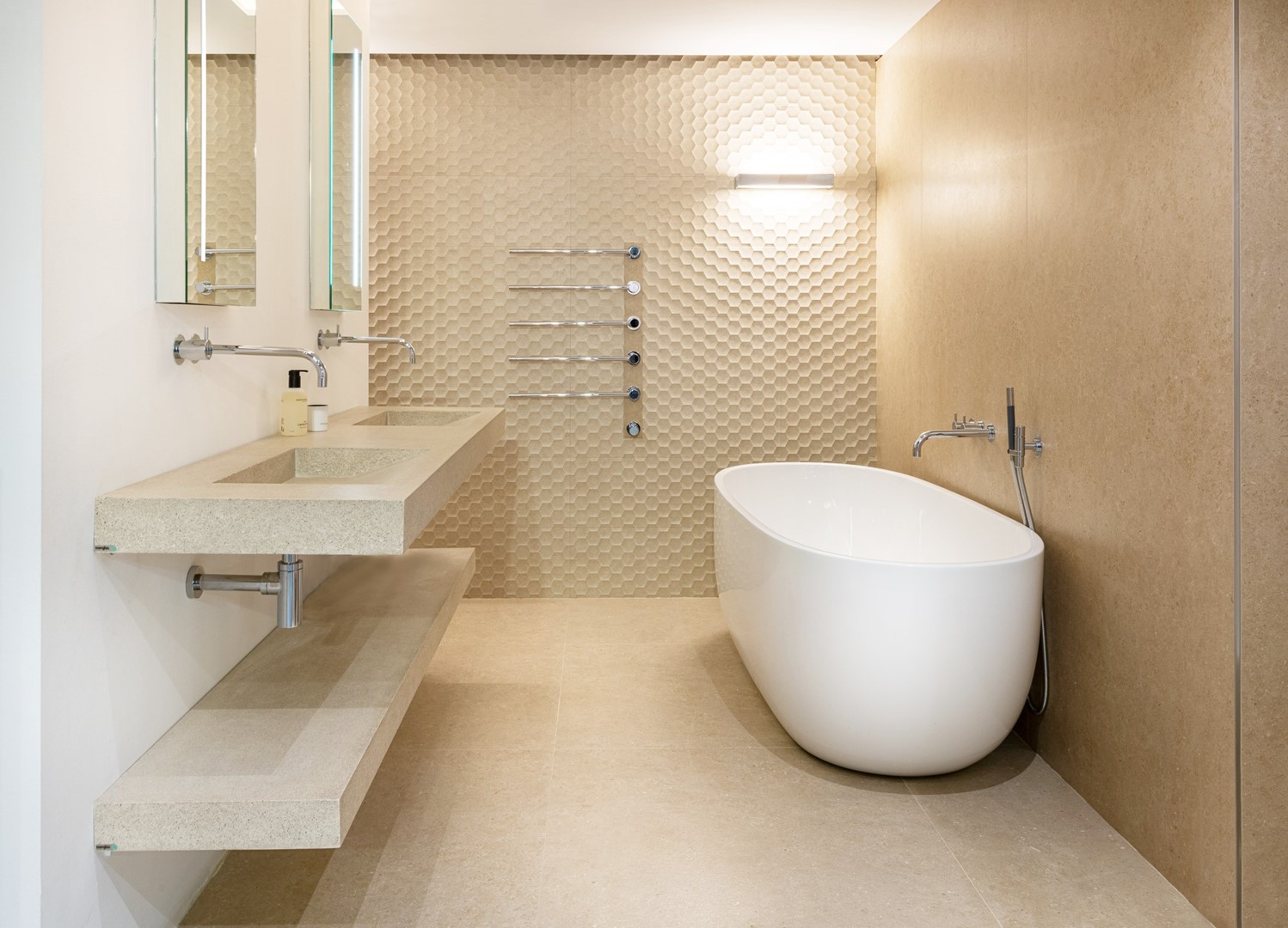 Met meer dan honderd jaar ervaring is Intercodam hoogwaardig op het gebied van tegels, sanitair en keukens.