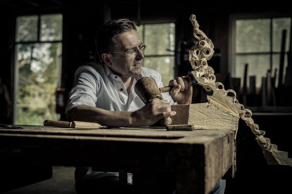 Jop werkt aan de eerste houten versie van een Stairs of Elements.