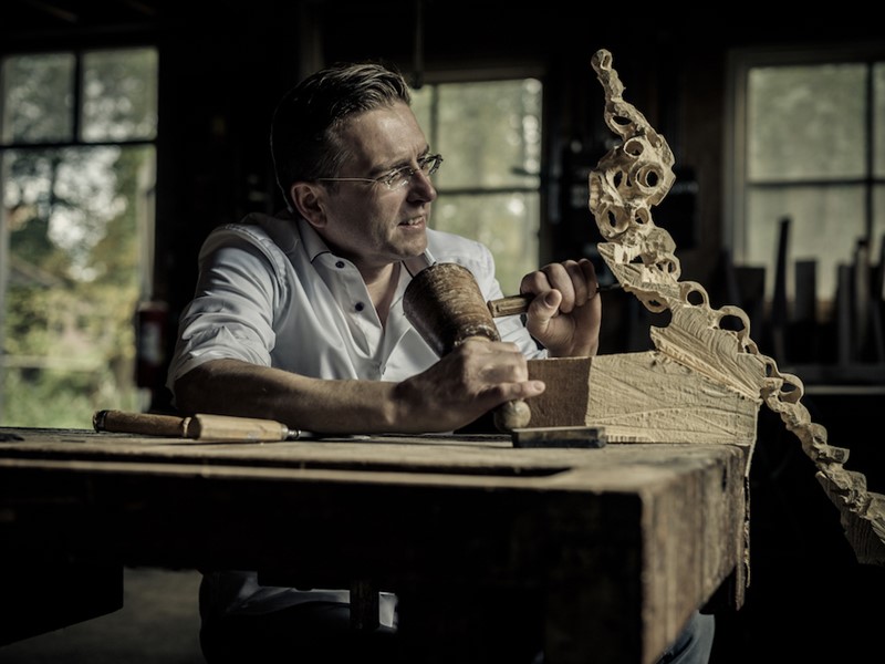 Jop werkt aan de eerste houten versie van een Stairs of Elements.