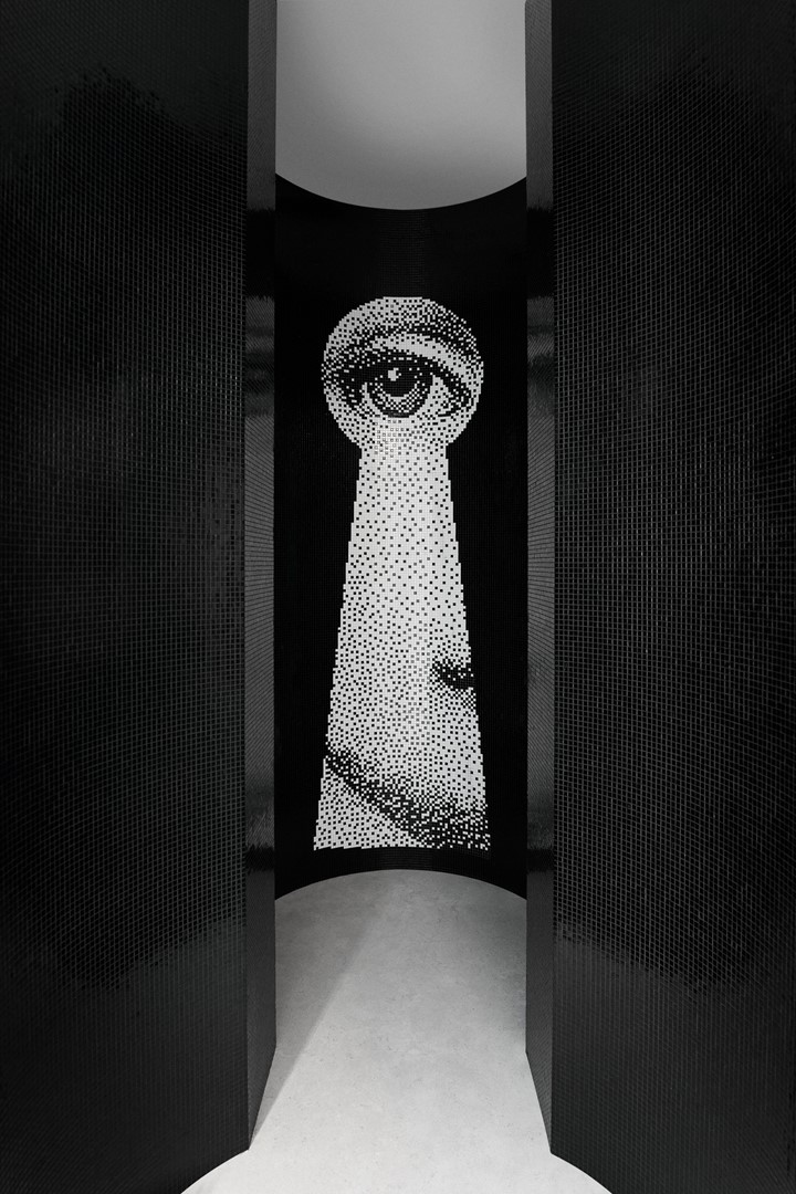 Serratura en Bocca van Fornasetti op monumentaal formaat in glinsterend glasmozaïek van Bisazza. Fotografie: Van Boven.