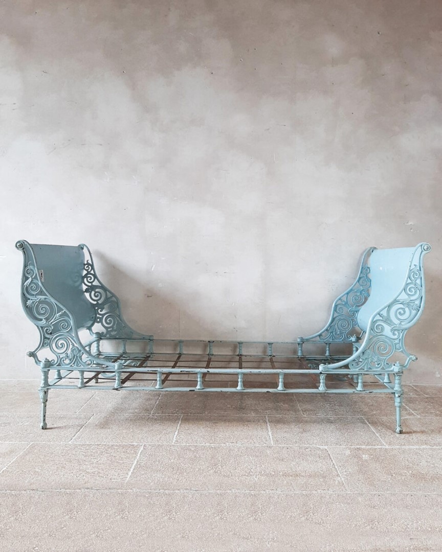 Antiek Frans ijzeren bed in lichtblauw