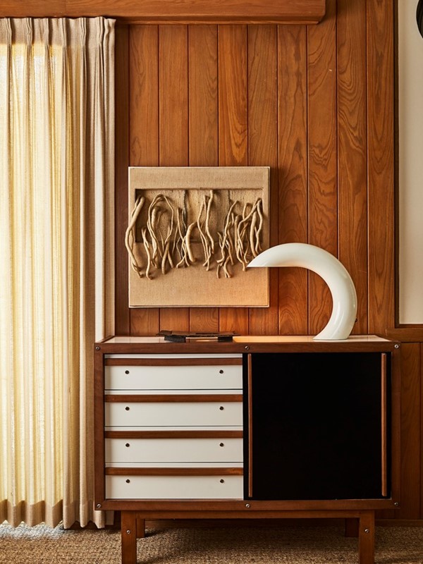 Een zomerhuis uit de jaren vijftig, aan het strand van Malibu. Aan Kelly Wearstler de taak het te transformeren in een comfortabel onderkomen, met respect voor de geschiedenis. Dat deed ze, op de haar kenmerkende wijze, met haar eigen gezin in het achterhoofd. Ze voelde zich er meteen thuis. Fotografie: The Ingalls.