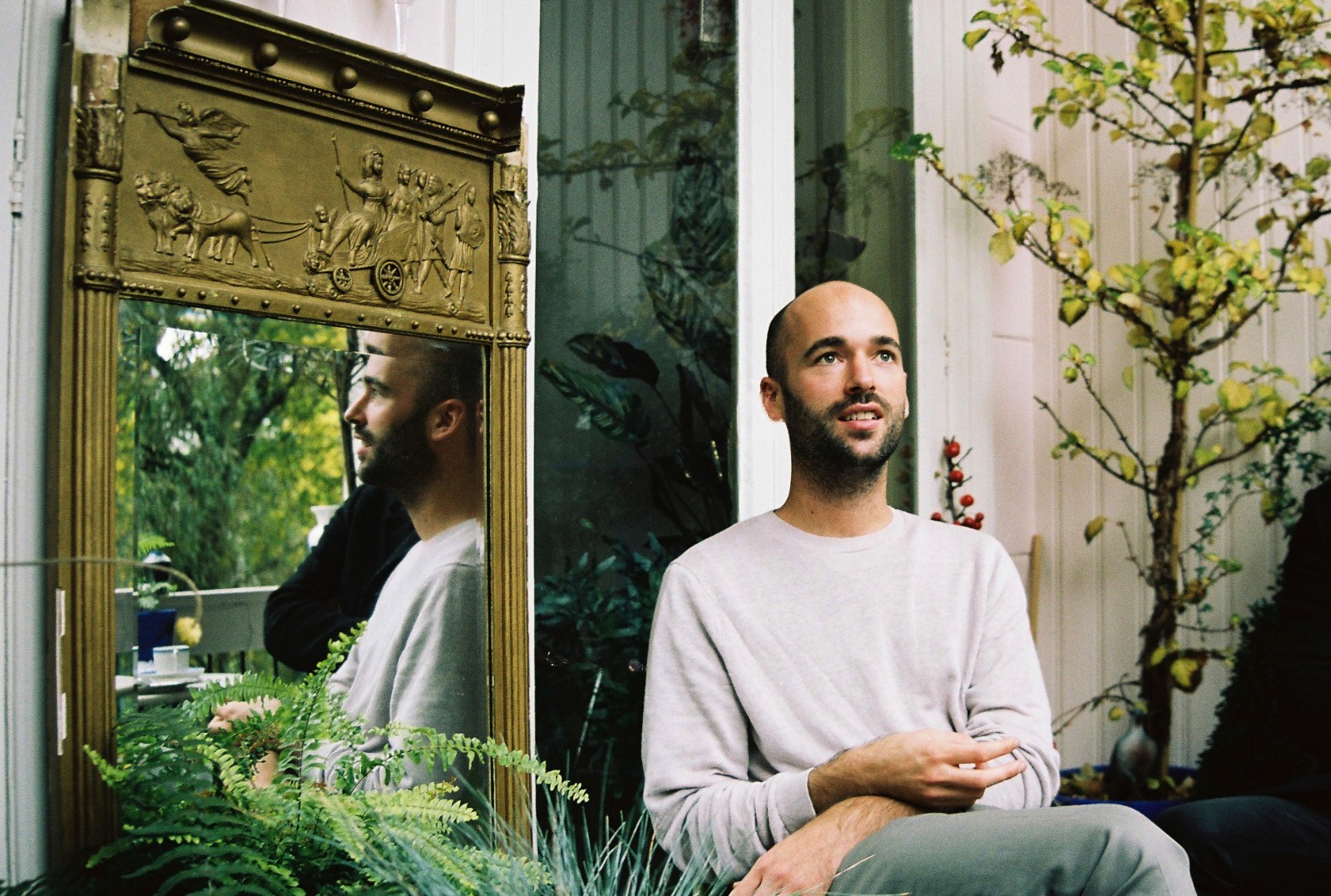 Jeroen voor zijn woning. 