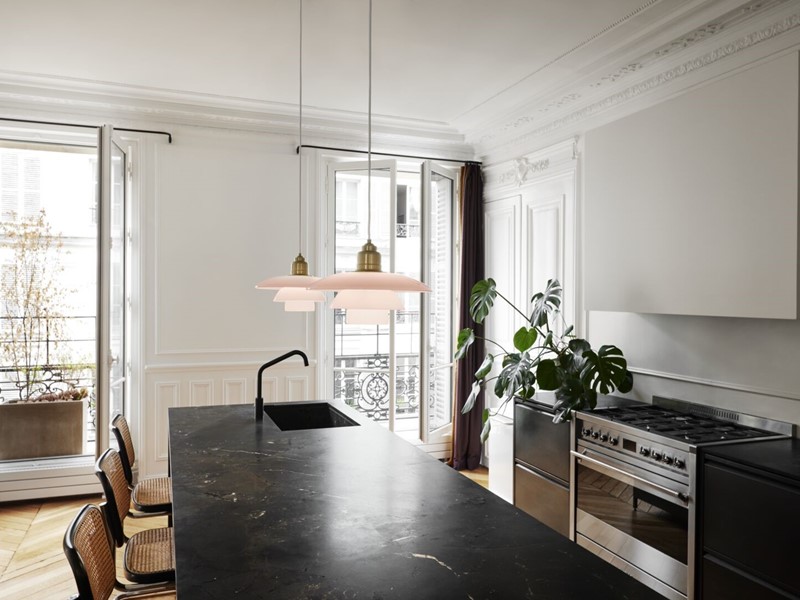 De lampen in een keuken.